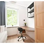 Victus Spacious Close To The With A Work Space By Renters דירה