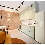 Victus Spacious Close To The With A Work Space By Renters *