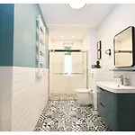 Victus Spacious Close To The With A Work Space By Renters דירה *