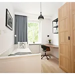 Victus Spacious Close To The With A Work Space By Renters סופוט