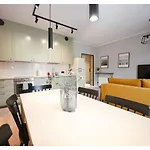 Victus Spacious Close To The With A Work Space By Renters דירה סופוט
