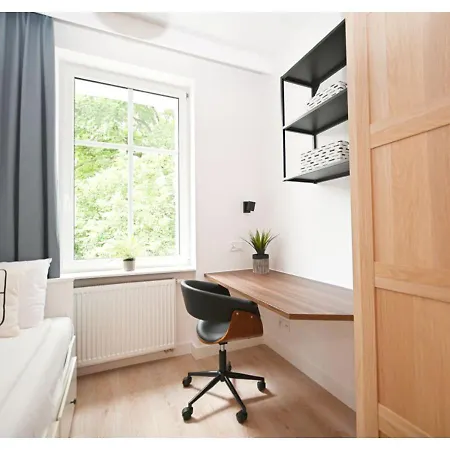 Victus Spacious Close To The With A Work Space By Renters Διαμέρισμα