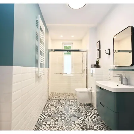 Victus Spacious Close To The With A Work Space By Renters Διαμέρισμα *