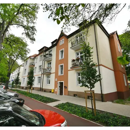 Victus Spacious Close To The With A Work Space By Renters